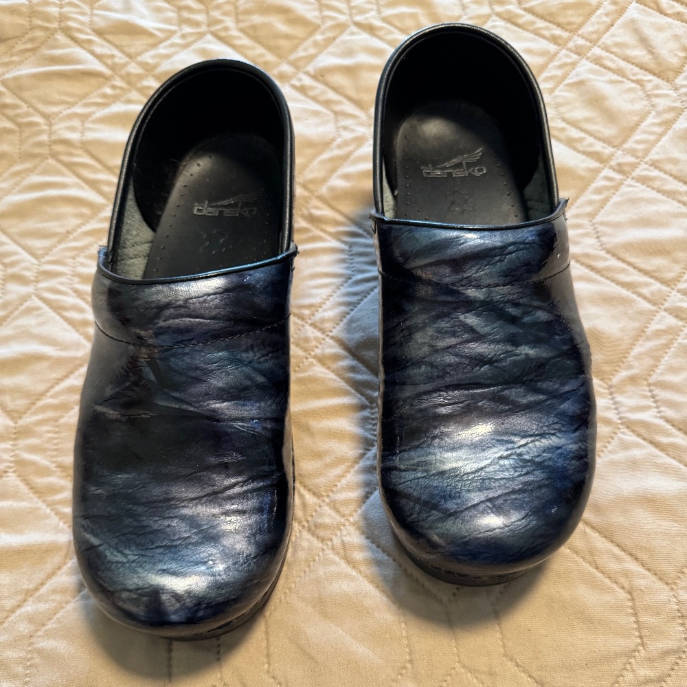 EUC Dansko Navy Blue Crinkle Patent Leather Work Clogs Women's US 8.5 / 9 EU 39
